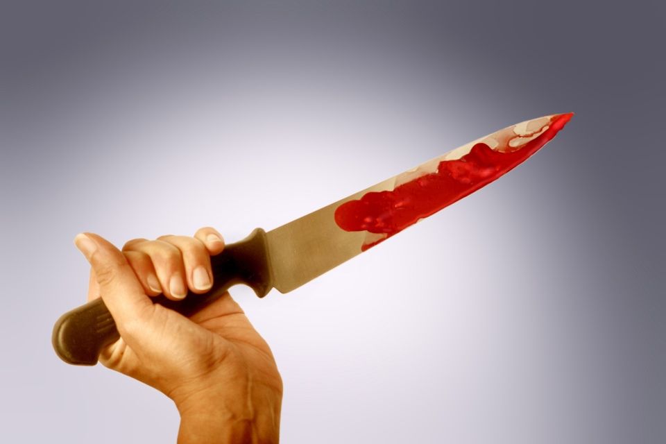 kés (kés, véres)