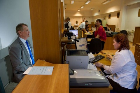 okmányiroda (okmányiroda, )