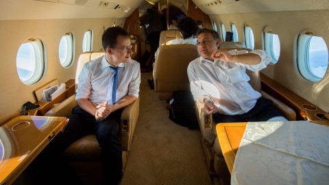 szijjártó-orbán-repülőn (ingyenes, )