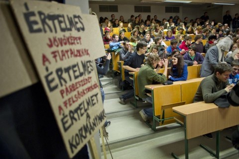 tüntetés-hallgatók (hallgatók, tüntetés, )