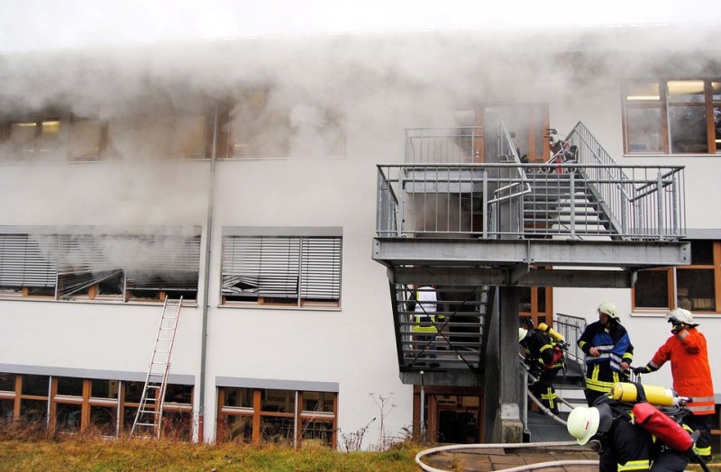 tűz egy németországi gyárban (tűz, tűzoltók)