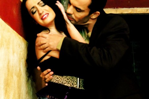 zaklató (molesztál, )