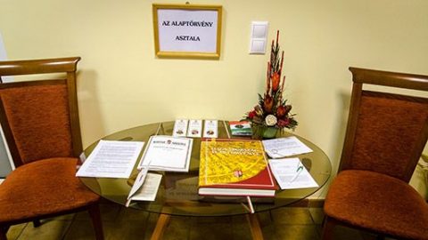 Alaptörvény asztala (alaptörvény asztala)