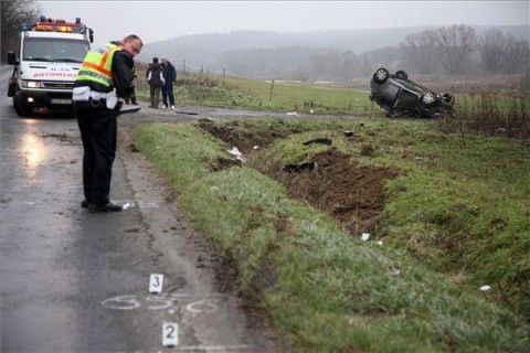 Autobaleset-Zala-megyeben(210x140)(1).jpg (auóbaleset, surd)