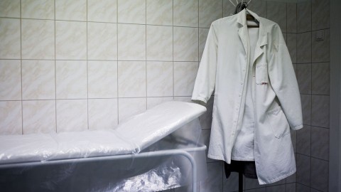 Csökkenő bérek, elvándorló orvosok (egészségügy, bérek, )