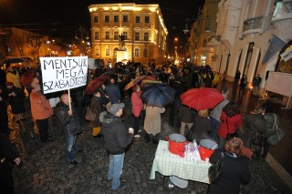 Demonstráció Bátyai Edina mellett (bátyai edina, szeged, reök palota)