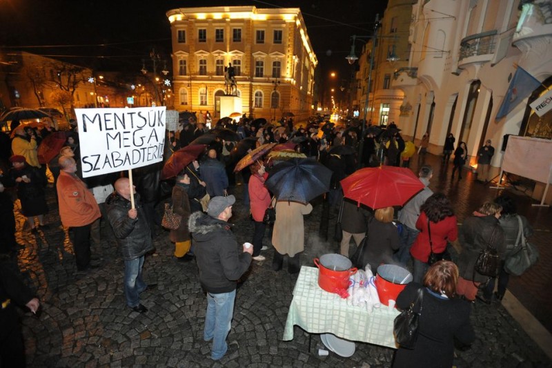 Demonstráció Bátyai Edina mellett (bátyai edina, szeged, reök palota)
