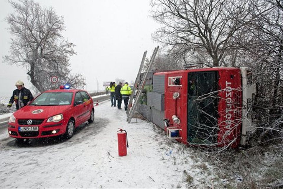 Felborult tűzoltóautó a 10-es főúton (havazás, ónos eső, baleset, tűzoltóság )