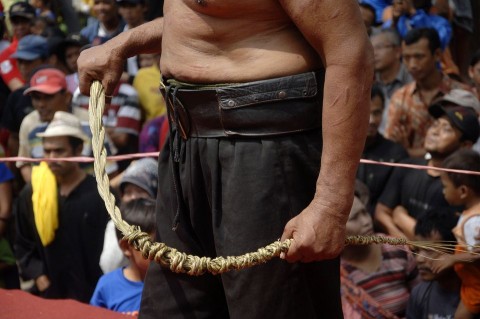 Korbács (korbács,)