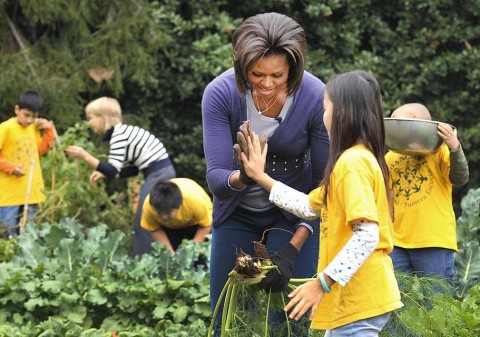 Michelle Obama iskolásokkal (michelle obama, iskolások, kert, )