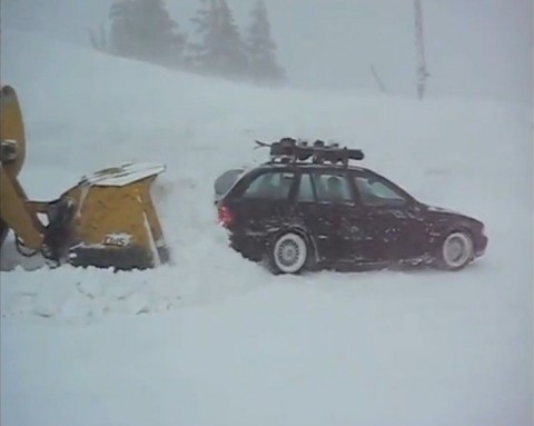 Nem mindenki örül a fehér karácsonynak (autó, kocsi, tél, havazás, karambol, csúszós út, csúszós utak, baleset, karácsony, ünnep, navigációs rendszer, reklámtorta, )