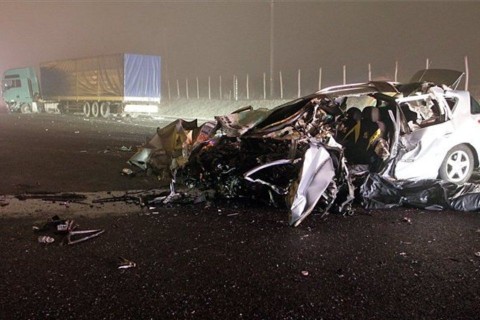 baleset autó és kamion ütközött (karambol, kamion, személyautó, )