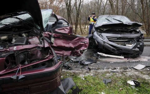 baleset (frontális ütközés, bales)