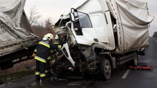 baleset (teherautók karamboloztak)