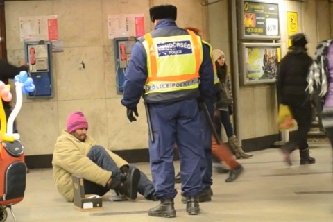 cipot-kapott-a-hajlektalan(2)(960x640)(1).jpg (hajléktalan, adomány, rendőrök, kihűlés, )