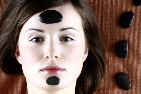 meditál (lazítás, merengés, )