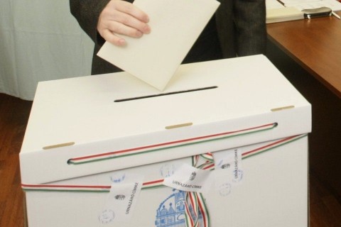 szavazas(210x140)(4).jpg (szavaz, voks, urna, választás, )