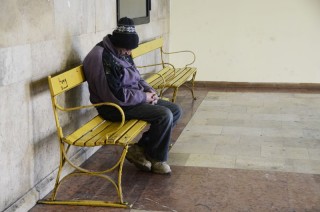 váróteremben egy hajléktalan (hajléktalan, váróterem)