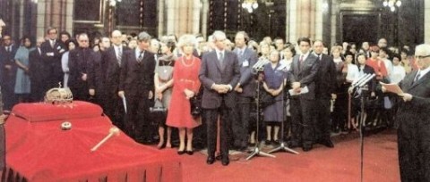 Cyrus Vance átadja a Szent Koronát a parlamentben (Szent korona, Cyrus Vance)