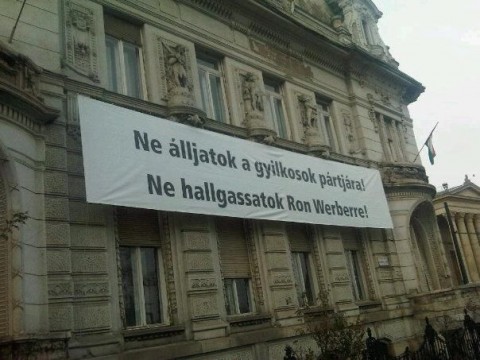 Fideszes üzemet (fidesz, székház, üzenet, )