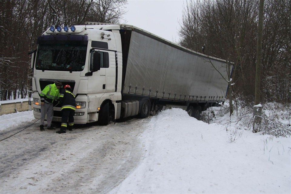Kamion-mentes-Alcsutdoboznal(960x640).jpg (baleset, havazás, kamionbaleset, )