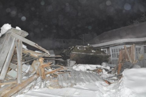 Tank a házban (harckocsi, ház, )