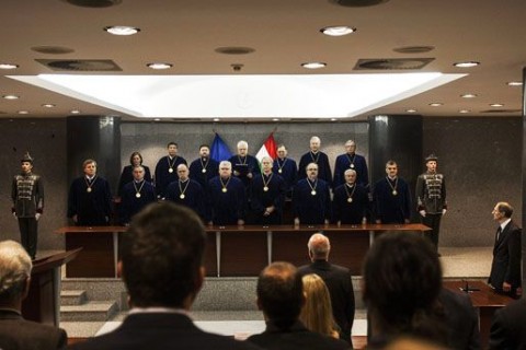 alkotmánybíróság (alkotmánybíróság, alkotmánybírák)