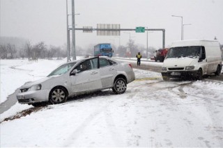 baleset a havas úton (árokba csúszott autó)
