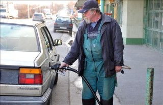 benzin (benzin, benzinár, üzemanyag, tankolás, autó, )