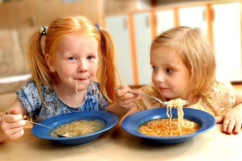 gyermekétkeztetés (gyerekek, esznek)