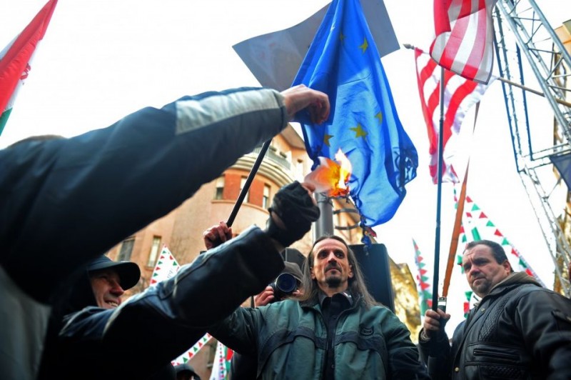 jobbik eu-zászló égetése (uniós zászlót éget a jobbik)