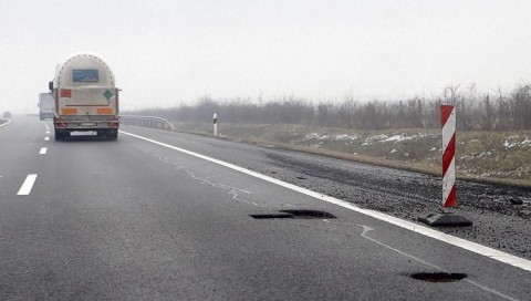 katyu-az-m3-ason(1)(210x140)(1).jpg (kátyú, rossz út, M3-as)