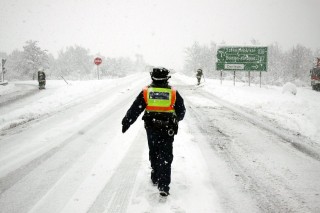 rendőr a havazásban (havazás, rendőr, )