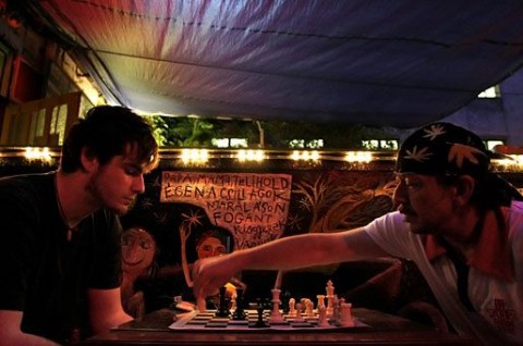 romkocsma sakk (romkocsma, fiatal, sakk)