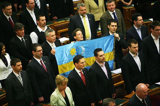 székely zászló a parlamentben (székely zászló, balczó zoltán, novák előd)