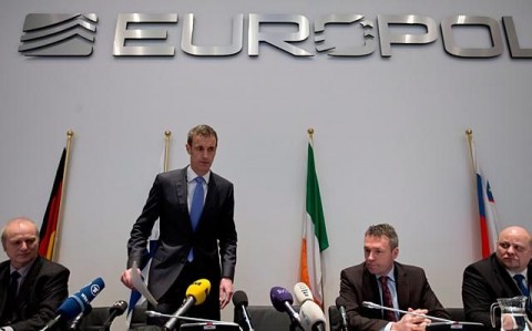 Fogadási csalás (fogadási csalás, hágai sajtótájékoztató)