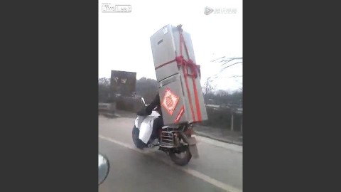 Hűtő motoron (hűtőgép, motor, szállítás, )