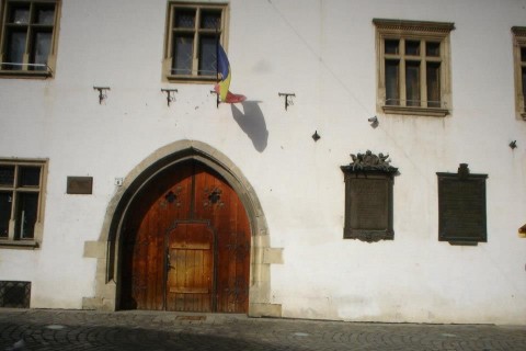 Kidobták a románok Mátyás koszorúit (Kidobták a románok Mátyás koszorúit)