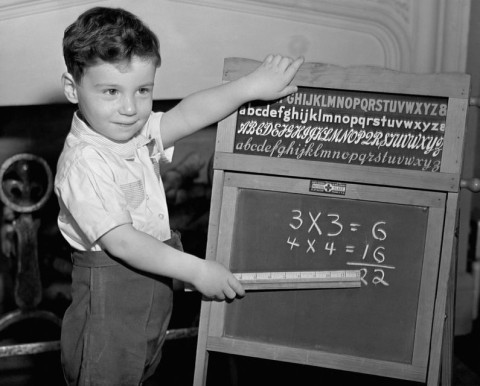 Matekozó gyerek (matek, matematika, számok, gyerek, fiú, )