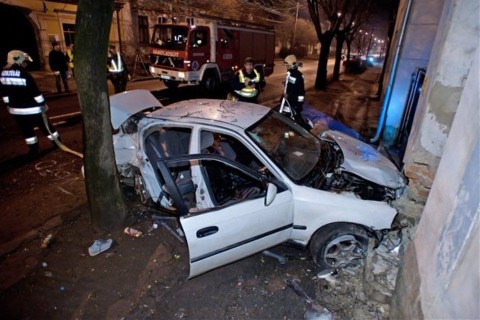 baleset házfalnak csapódott (házfalnak ütközött, )