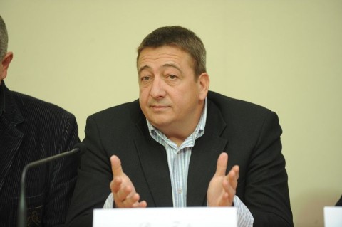 bayer-zsolt (bayer zsolt, )