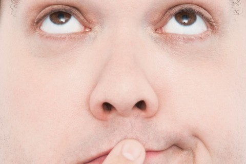 bizalmatlan (szkeptikus, )