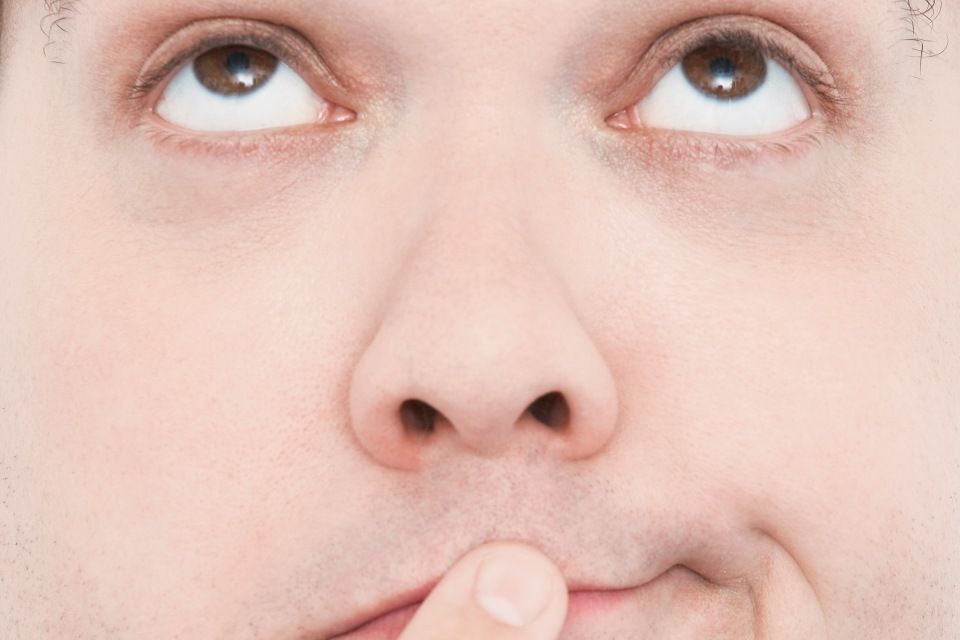 bizalmatlan (szkeptikus, )