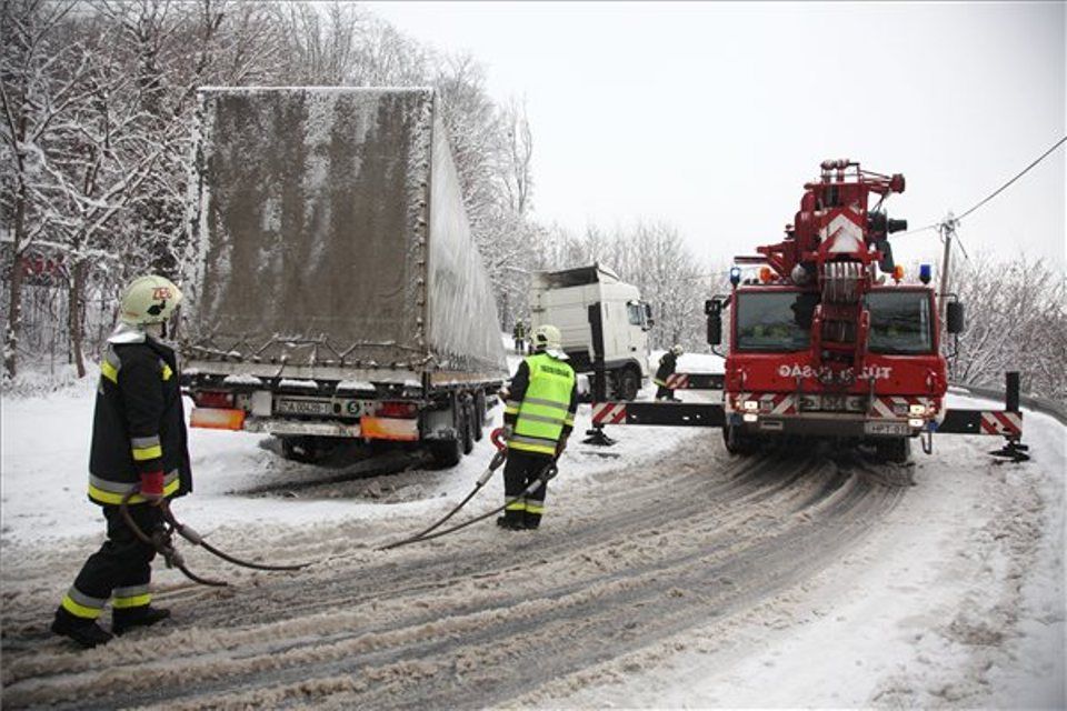 havazás kamion az árokban (havazás, kamion mentése)
