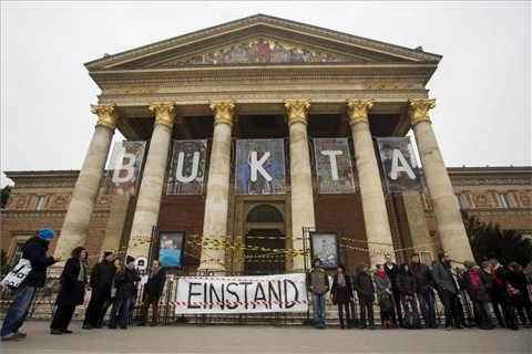 műcsarnok demonstráció (műcsarnok, tiltakozás, )