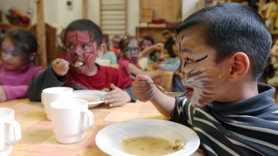 szegeny-gyerekek-esznek-(210x140)(1).jpg (leves, étkezés, szegény gyerek, )