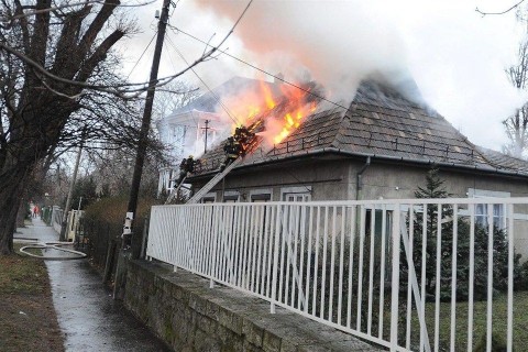 tuz-Budapesten(960x640).jpg (tűz, családi ház, budapest, )