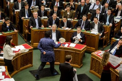 Alkotmányt módosított a Fidesz (parlament, )