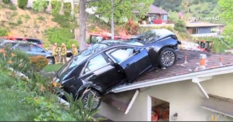 Autó háztetőn (autó, háztető, )