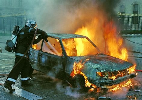 Égő autó (tűz, autó, )
